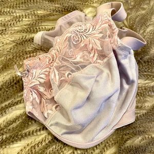 ⭐️Soma 38DD light pink lace underwire bra